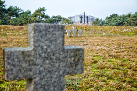 旧墓地的石十字架
