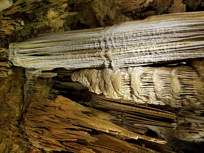 洞穴探险摄影照片_洞穴或洞穴中的棕色钟乳石和石笋