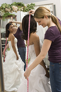 裁缝测量摄影照片_裁缝测量新娘。