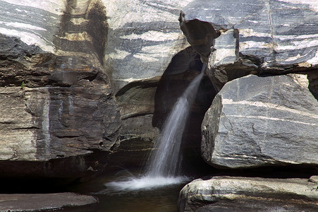 小降落伞摄影照片_萨比诺峡谷的瀑布