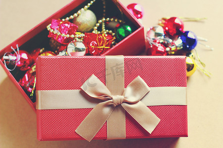 礼品红摄影照片_礼品红盒内含圣诞装饰品，复古过滤效果