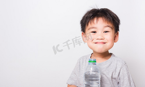 特写亚洲脸，小男孩从 Plas 喝水