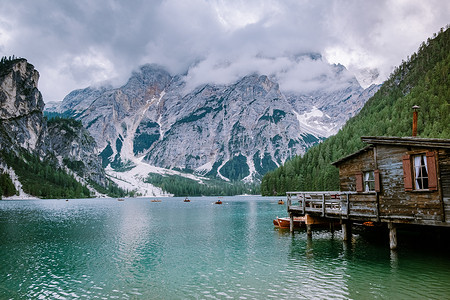 意大利著名的 Lago Di Braies 湖，南蒂罗尔的 Pragser Wildsee，意大利阿尔卑斯山的美丽湖泊，Lago di Braies