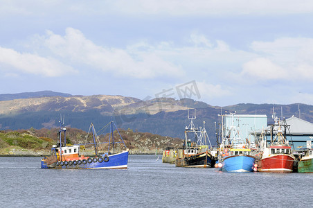 商业高地摄影照片_渔船驶入港口