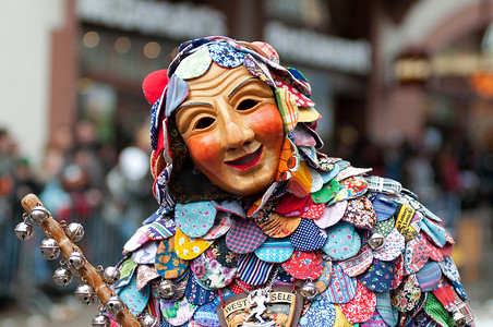 化妆舞会摄影照片_德国弗莱堡历史狂欢节上的面具游行