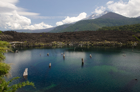 阿科艾里斯泻湖和莱马火山被云层覆盖。