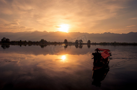印度文化摄影照片_克什米尔的日落和船