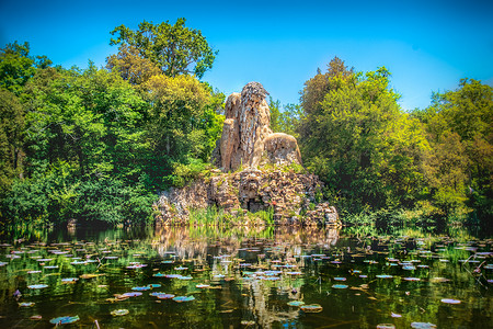 德米多夫别墅普拉托利诺公园和 Colosso del Appennino 巨人雕像，池塘里满是睡莲和树叶