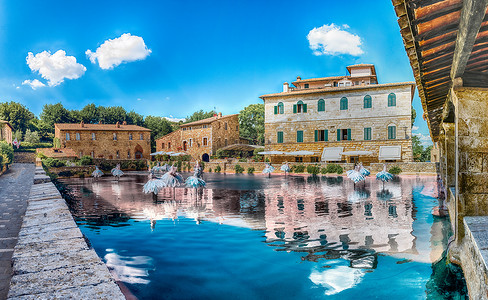 意大利巴尼奥维尼奥尼镇的中世纪温泉浴场