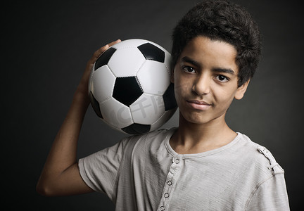 小孩儿运动摄影照片_青少年足球运动员