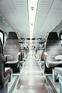 公共交通列车的内部，空座位