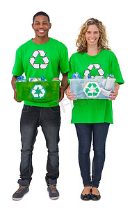 两名环保活动人士携带一箱可回收物品
