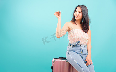 国外美女摄影照片_亚洲美女肖像玩玩具飞机模型她的 si