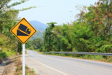 前方陡坡警告道路标志牌