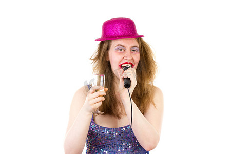 常客摄影照片_唱卡拉 OK 喝起泡酒的女人