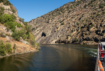 杜罗河河岸峡谷陡峭的岩石两侧进入狭窄的峡谷