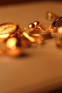 珍珠首饰摄影照片_桌子上的旧金子