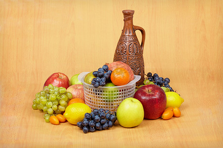 瓷瓶摄影照片_水果和陶瓷瓶静物