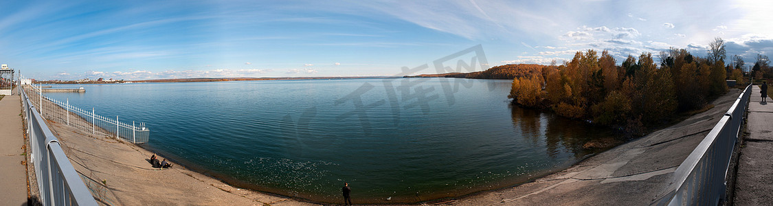 伊尔库茨克-贝加尔湖主要城市安加拉河的景色。