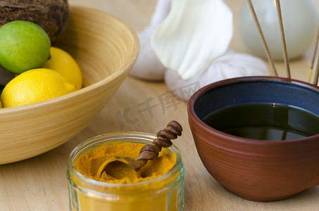 阿育吠陀中使用的香料、油和按摩工具的排列