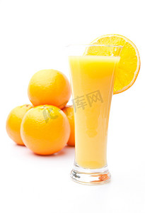 一杯橙汁后面的一堆橙子