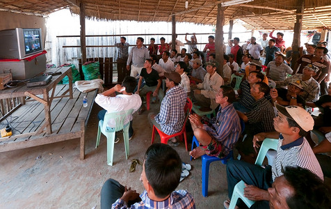 柬埔寨村民看电视