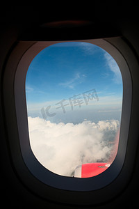 飞机窗户摄影照片_透过飞机窗户的蓝天
