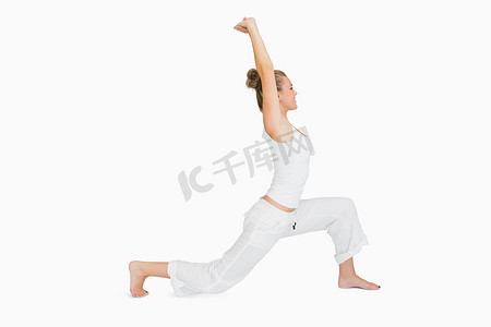 低弓步瑜伽姿势的女人