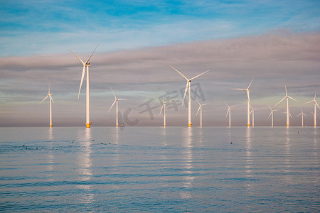 荷兰发电风车摄影照片_用于发电的风车荷兰弗莱福兰，海上风力涡轮机农场，生产绿色能源的风车农场