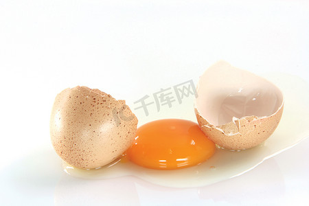 破了的鸡蛋摄影照片_生鸡蛋破了