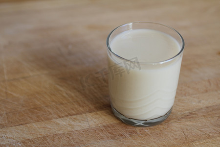 燕麦早餐奶摄影照片_一杯燕麦奶