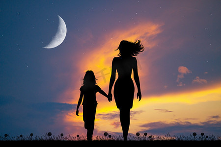 月亮鲜花摄影照片_妈妈在日落时带着女儿散步