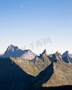 有山和月亮的风景