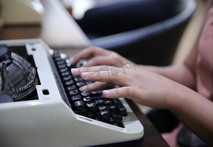 女性手在打字机上打字的特写。