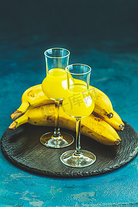 白酒psd摄影照片_香蕉味利口酒，法国人称之为“creme de蕉”