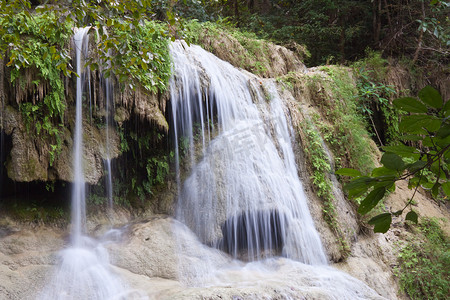 泰国北碧府的森林深处瀑布