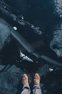 冰质地，人脚的顶视图。