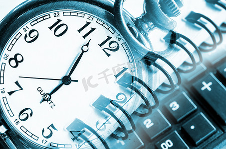 计算器时间摄影照片_与时钟、计算器和文件的企业概念