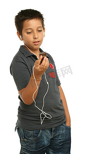 酷男孩用 MP4 播放器听音乐