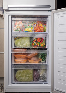 有冷冻膳食的打开的冰柜冰箱