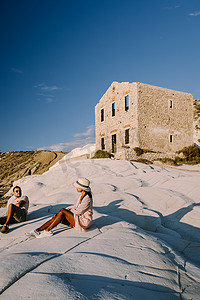 白色帐蓬摄影照片_意大利西西里岛阿格里真托蓬塔比安卡白色海滩，白色悬崖上废弃石屋的旧废墟