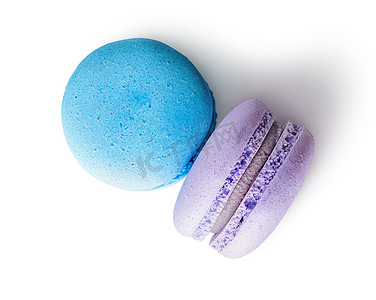 两个蛋白杏仁饼干蓝紫色顶视图
