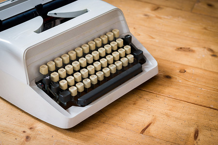 记者节海报摄影照片_木桌上的老式老式打字机