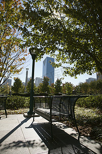 百年好合文字摄影照片_城市公园的空长凳。