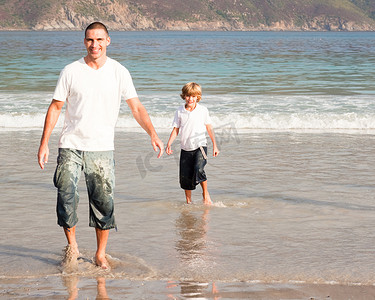 父亲和儿子在海滩上玩耍
