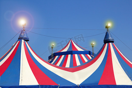 蓝天彩色条纹下的马戏团帐篷