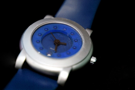 蓝色和银色手表