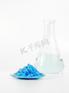 洗涤剂瓶摄影照片_关闭白色实验室桌子上的无机化学品。