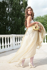 婚礼照片摄影照片_身着白金礼服的公主