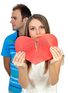 漂亮的年轻女孩拿着碎纸红情人节心，情人节不快乐的爱情概念